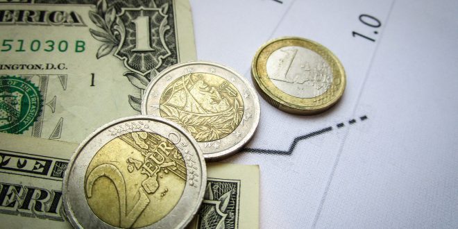 اليورو يصعد ومؤشر الدولار يتراجع قبيل اجتماع المركزي الأوروبي